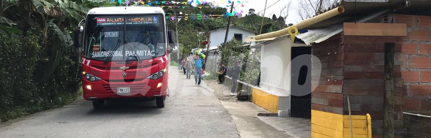 Justo a la derecha, donde está pintada la madera de color amarillo, queda el local donde fue asesinado el hombre de 38 años. FOTO: LAURA ROSA JIMÉNEZ VALENCIA