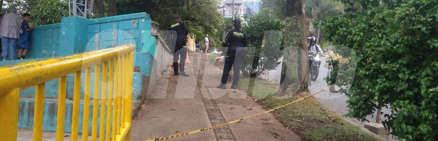 En las horas de la mañana del jueves, la Policía regresó a la zona para seguir buscando pistas. FOTO: GUILLERMO OSPINA 