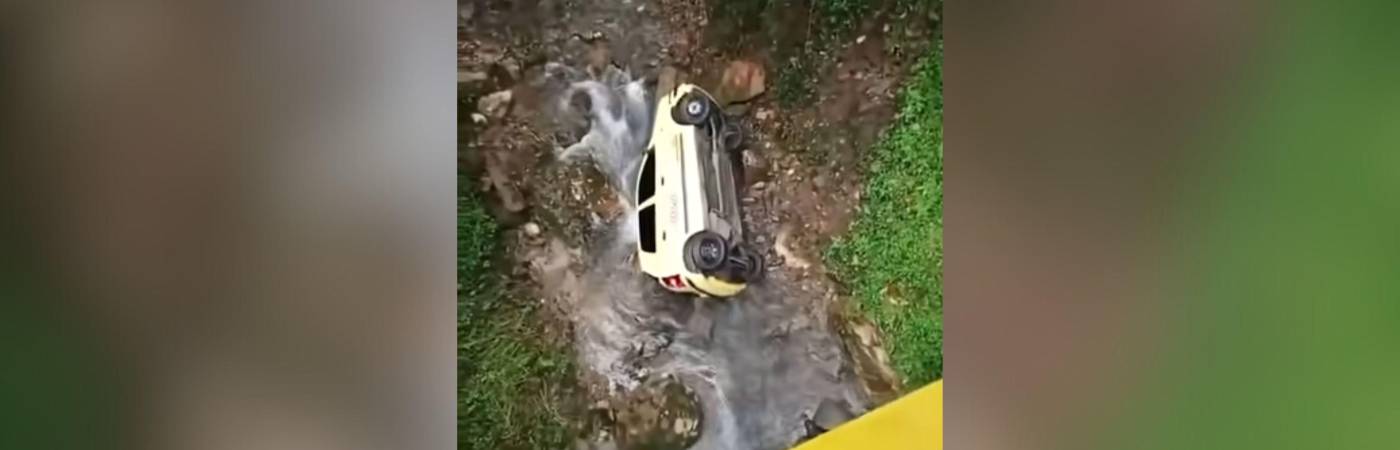 Accidente de taxi en La Doctora. FOTO: CORTESÍA DENUNCIAS ANTIOQUIA