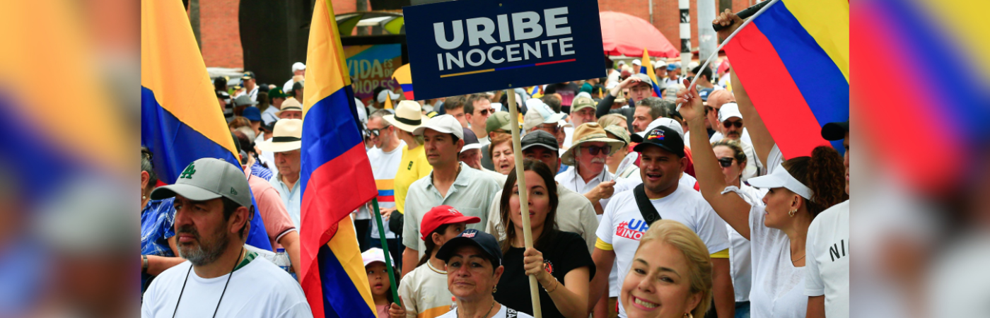 Marchas en Medellín en rechazo a la condena de Álvaro Uribe Vélez. /FOTO: CAMILO SUÁREZ