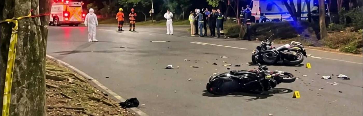 Accidente entre dos motos en el barrio Santa Mónica, occidente de Medellín. FOTO: CORTESÍA
