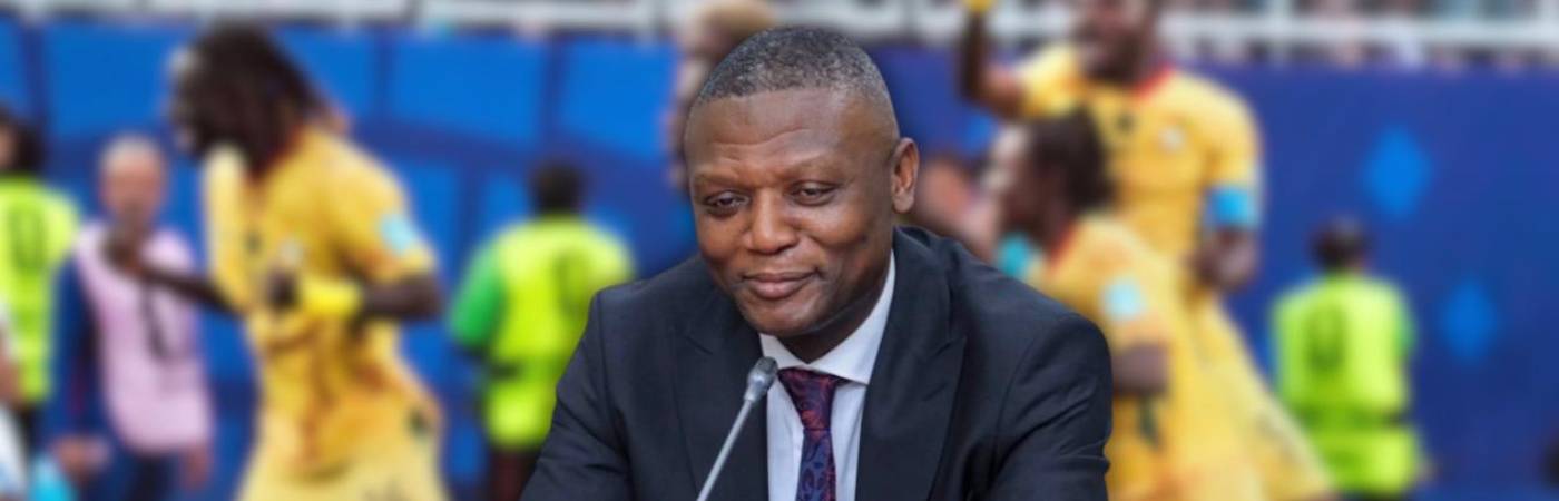 Kofi Iddie Adams, ministro de Deportes de Ghana. FOTO: TOMADA DE X @KOFI_SILICON1 Y SELECCIÓN DE GHANA (FONDO)