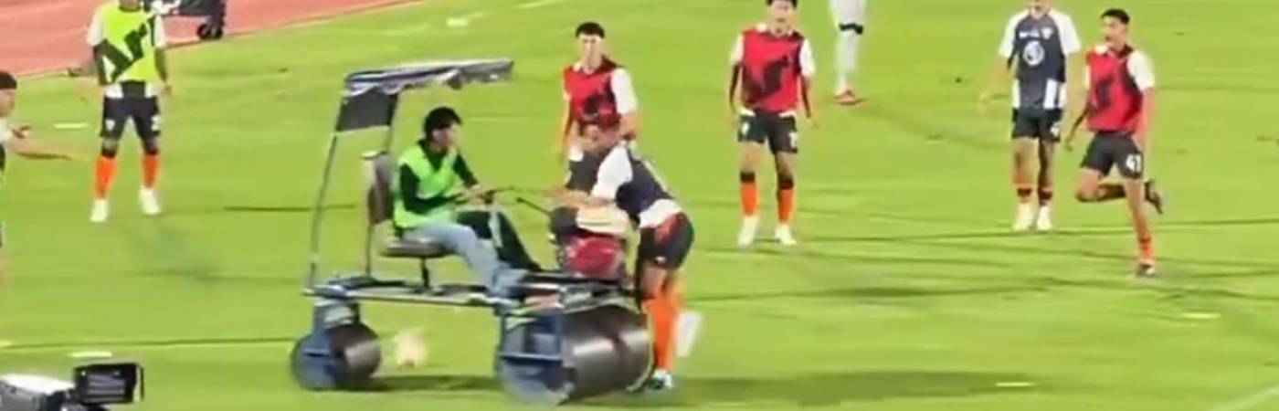 Momento exacto en el que el futbolista Andros Townsend fue atropellado. FOTO: REDES SOCIALES