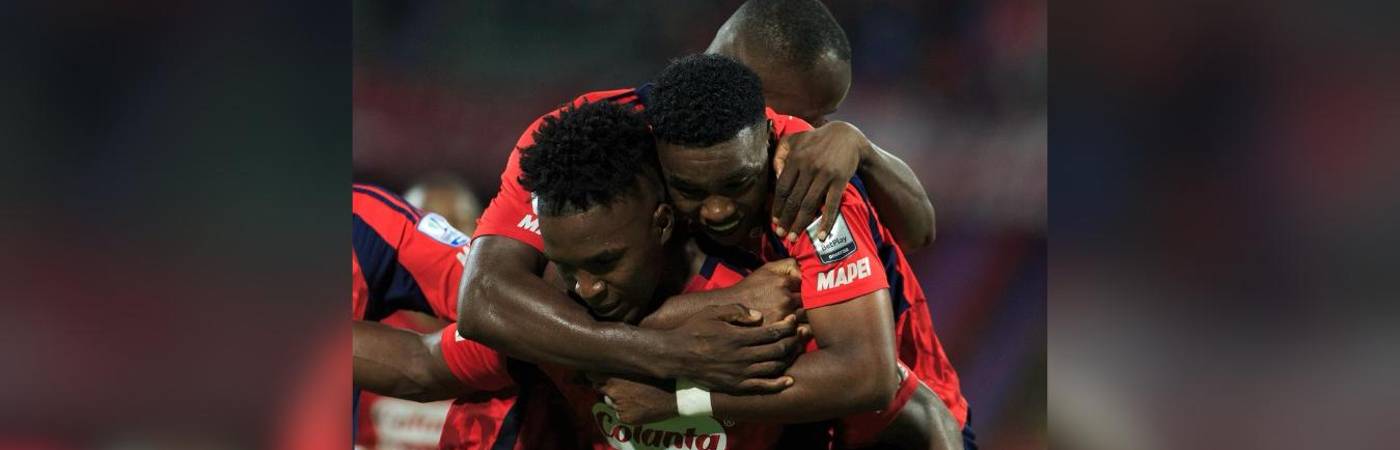 José Ortiz (abajo) celebra con Francisco Chaverra (arriba) su gran noche, en la que anotó dos goles que le dieron vida al Poderoso en la Liga. FOTO: CAMILO SUÁREZ