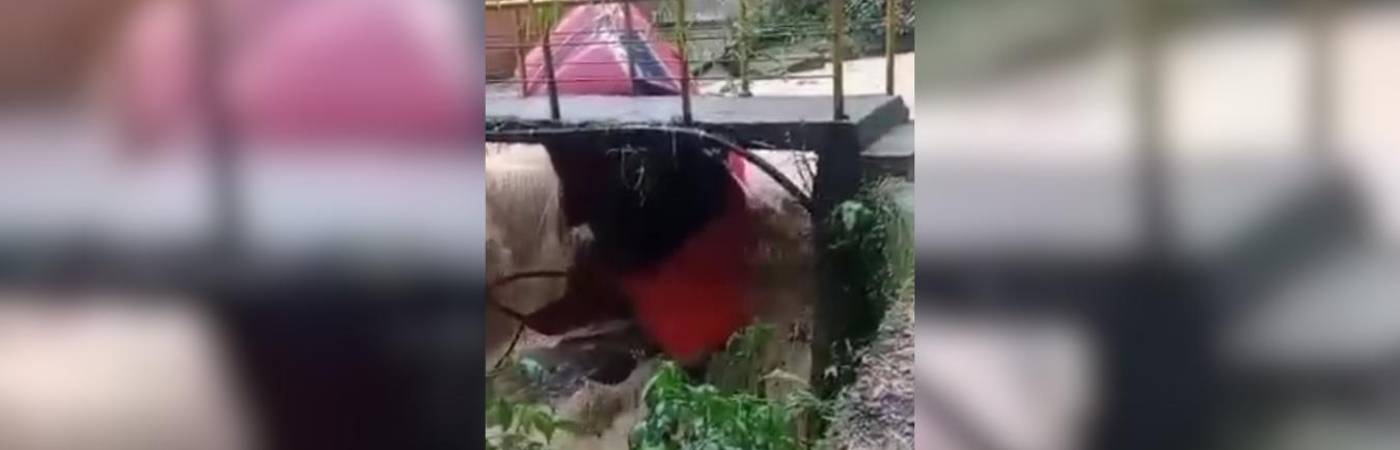 Así quedó el carro tras ser arrastrado por las lluvias. FOTO: CAPTURA DE VIDEO CORTESÍA DENUNCIAS ANTIOQUIA