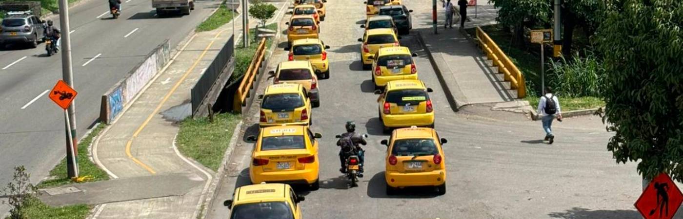 Concentración de taxistas en Jumbo de la 65 y en el sur del área metropolitana. /FOTO: DENUNCIAS ANTIOQUIA