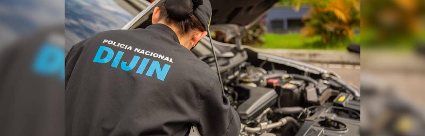 El procedimiento es realizado por un perito especializado en identificación de automotores. FOTO: POLICÍA NACIONAL- DIJÍN