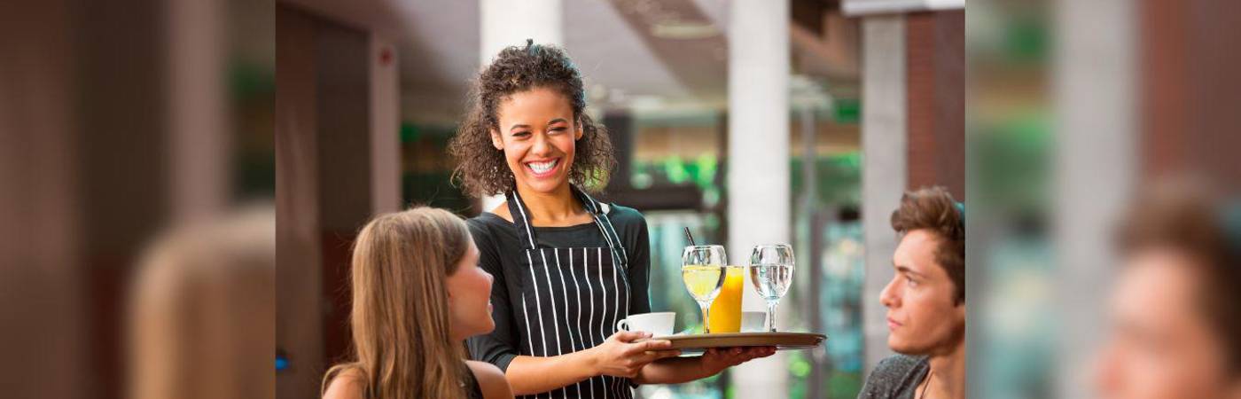 Meseros, pizzeros, auxiliares, mensajeros y operarios son algunos de los perfiles que buscan para trabajar en La Estrella. / FOTO: CANVA