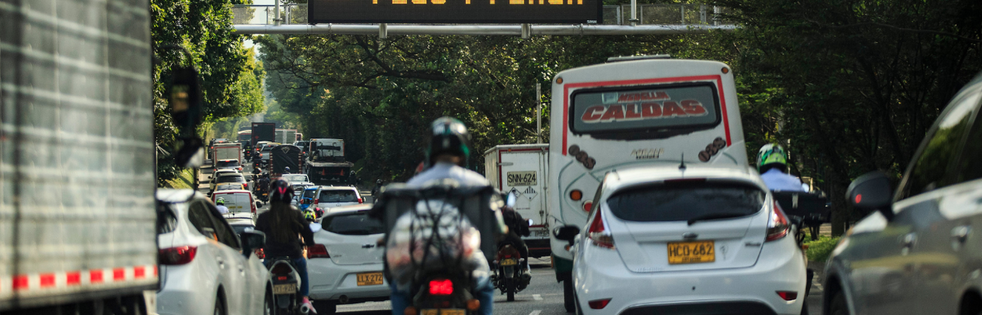 Los viernes la ciudad se poner peor, por lo que sería bueno que acuda al servicio público. / FOTO: CAMILO SUÁREZ. 