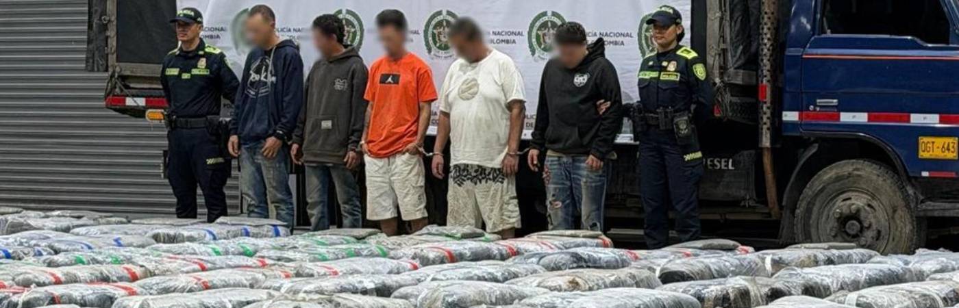 Capturados por transportar más de cinco toneladas de marihuana del Cauca hacia Medellín. FOTO: CORTESÍA SECRETARÍA DE SEGURIDAD MEDELLÍN