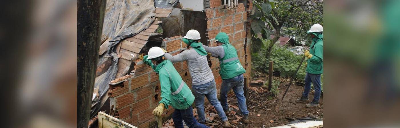 Demolición de viviendas en el cerro Pan de Azúcar de Medellín. /FOTO: ALCALDÍA DE MEDELLÍN
