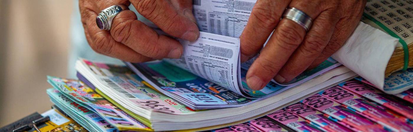 Revise la lista de números ganadores; podrían estar los suyos. FOTO: CAMILO SUÁREZ