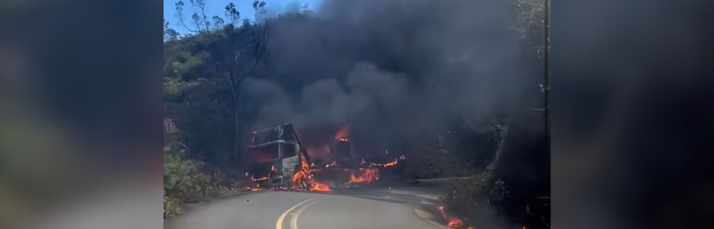 Camión quemado en vía del Nordeste antioqueño. / FOTO: CORTESÍA