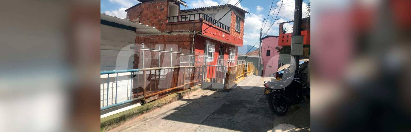 En la reja de color gris fue donde el sicario abandonó el cuerpo de George Michael Marulanda Muñoz antes de salir del lugar. /FOTO: LAURA ROSA JIMÉNEZ VALENCIA