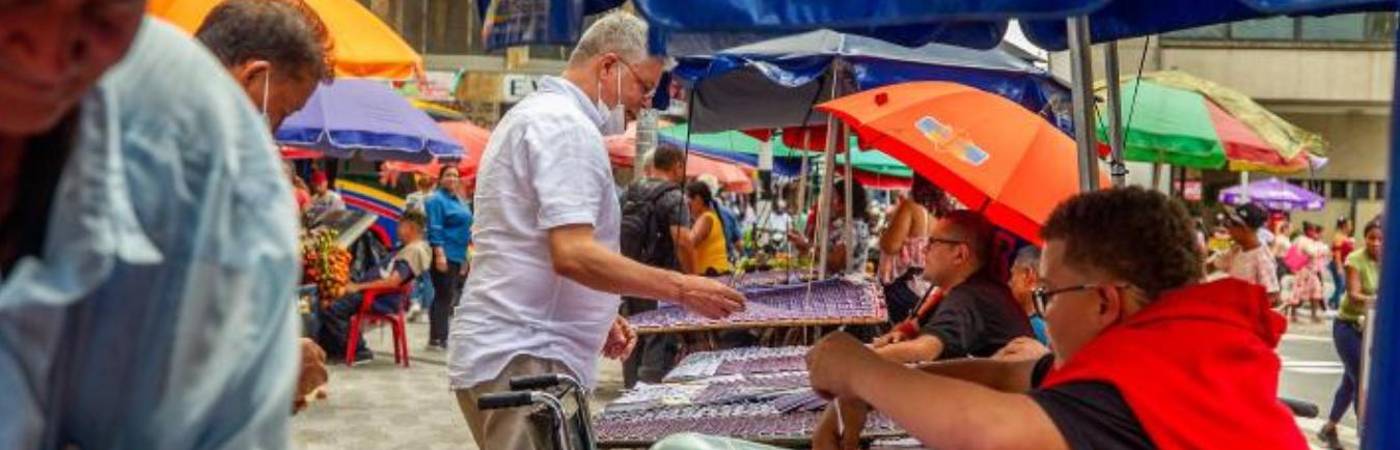 Venta de lotería en Medellín. FOTO: CAMILO SUÁREZ