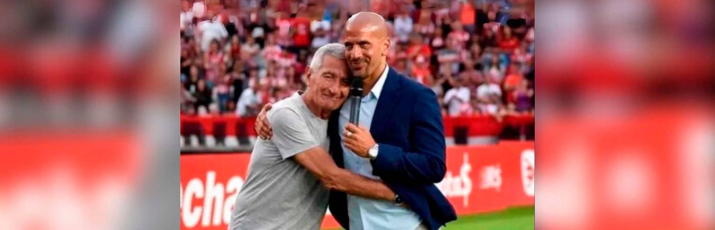 Juan Ramón Verón y su hijo Juan Sebastián, también exfutbolista. /FOTO: X @escueladelbidon