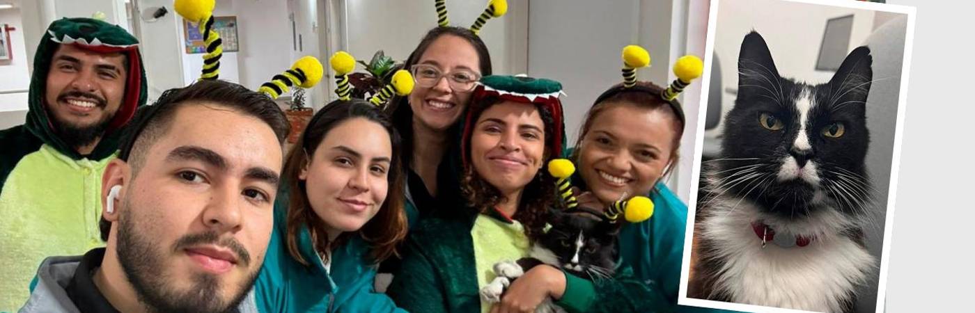 A Michín lo han integrado hasta en las fiestas, pues ya es uno más del equipo. FOTO: ALCALDÍA DE MEDELLÍN