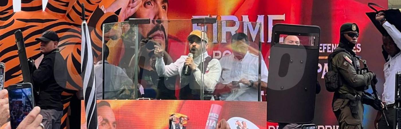 El candidato llegó escoltado y fue recibido con euforia. FOTO: CORTESÍA