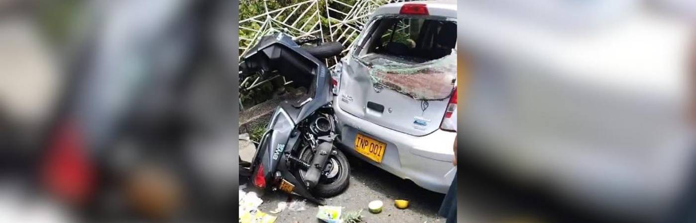En el accidente resultaron heridos el conductor y el acompañante de la motocicleta. FOTO: @COMUNICADOSMEDELLIN