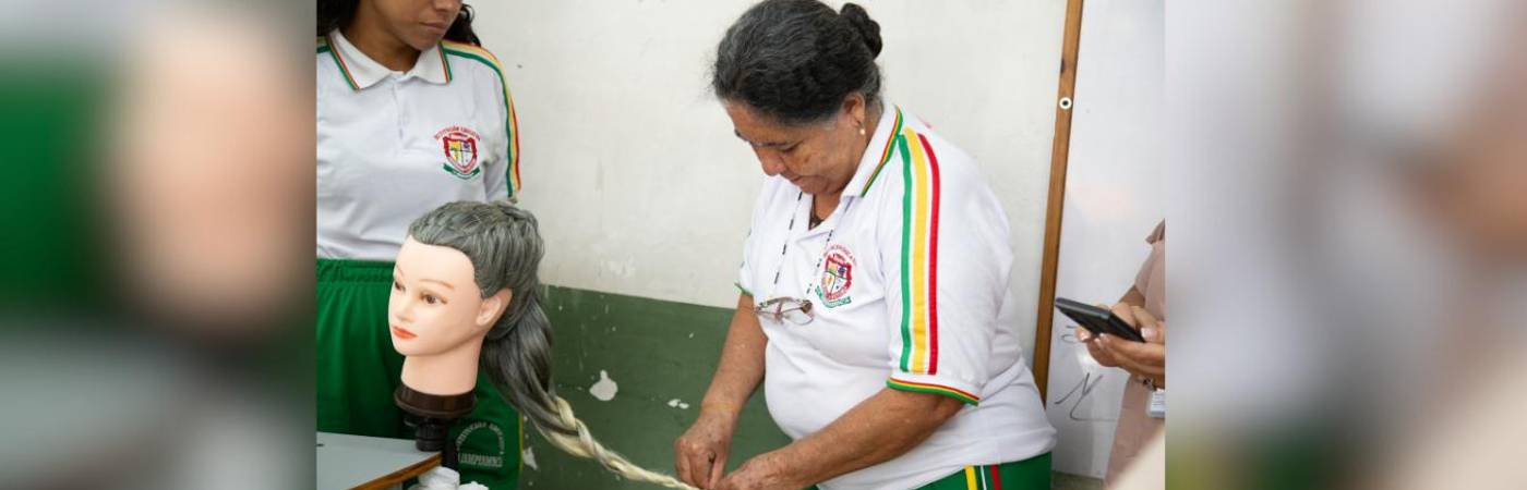 Las interesadas solo deben ser adultas y en extraedad, y ser residentes en Medellín. / FOTO: ALCALDÍA DE MEDELLÍN