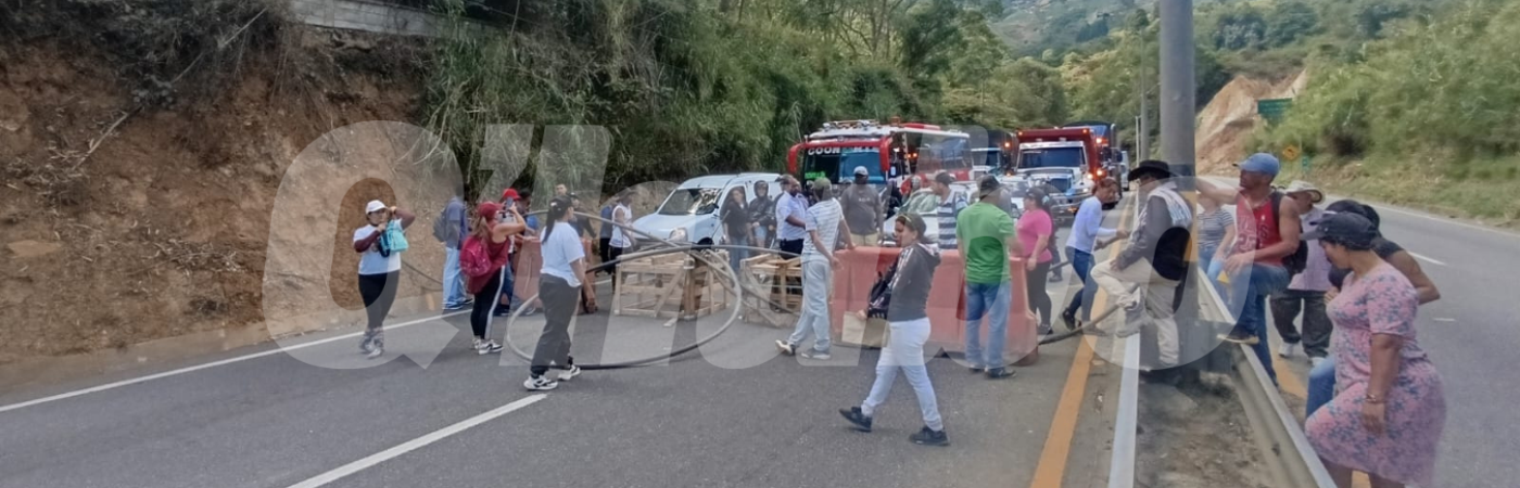 Manifestaciones en la autopista Medellín - Bogotá por habitantes de la vereda Granizal. /FOTO: ALEJANDRA MORALES