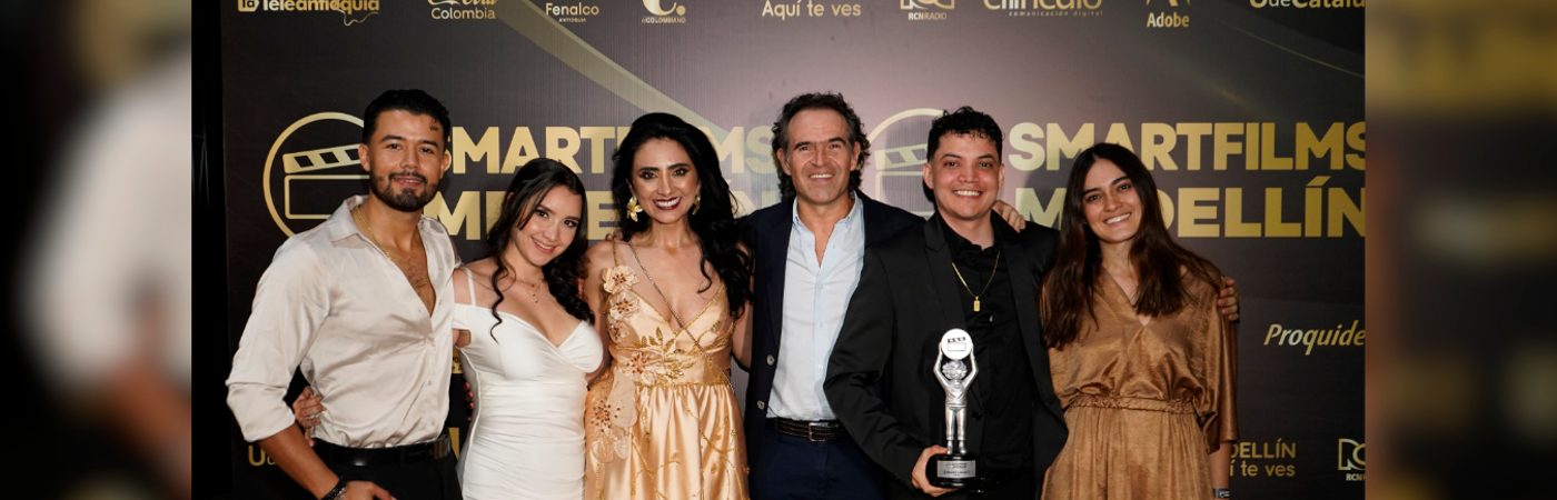 La actriz Yesenia Valencia y el alcalde Federico Gutiérrez, con los ganadores de la noche. /FOTO: CORTESÍA