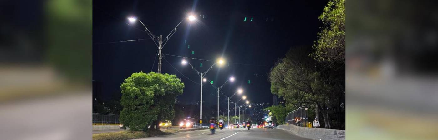 Puente Horacio Toro estrenando las luminarias. FOTO: CORTESÍA ALCALDÍA DE MEDELLÍN