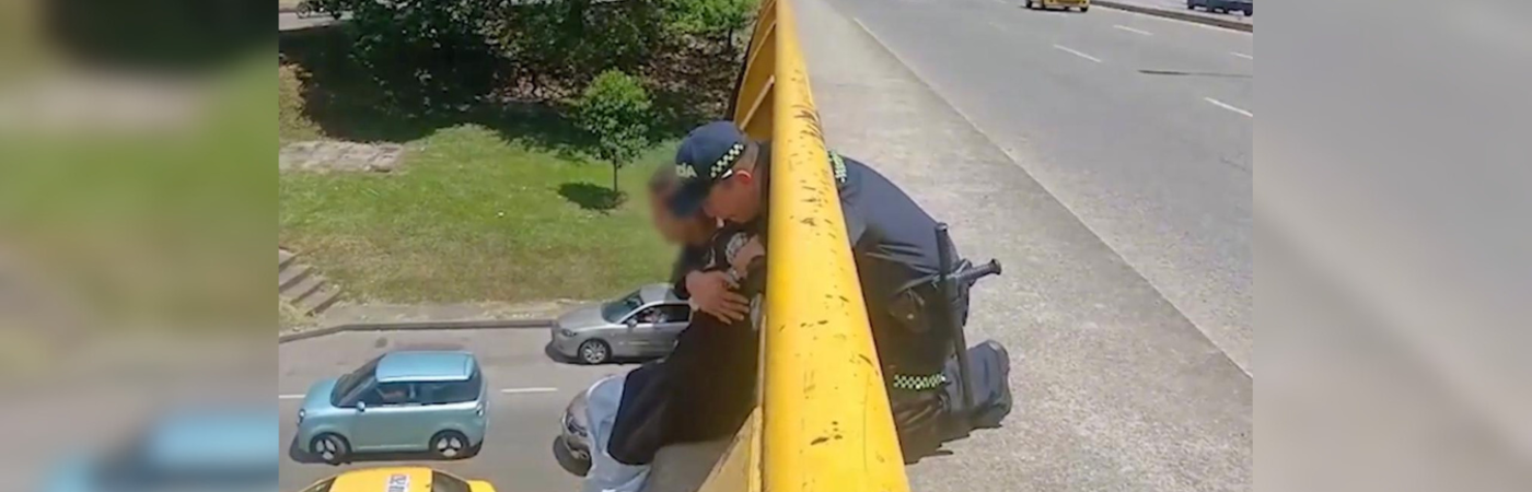 Este fue el momento en que el policía abrazó a la joven para evitar que se lanzara al vacío. /FOTO: VIDEO POLICÍA