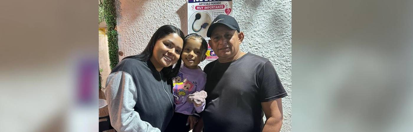 Érika (izq. ) con su hija Victoria y el vecino que les devolvió la esperanza. FOTO: CORTESÍA - CON AUTORIZACIÓN DE LOS PADRES 