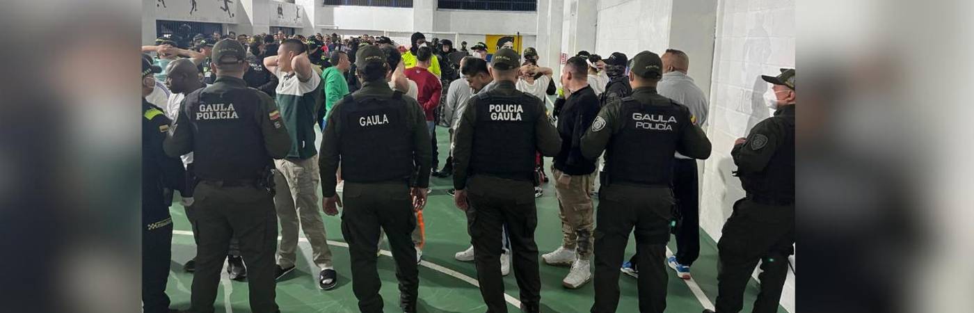 La Policía se metió al Pedregal y sacó celulares, armas y droga