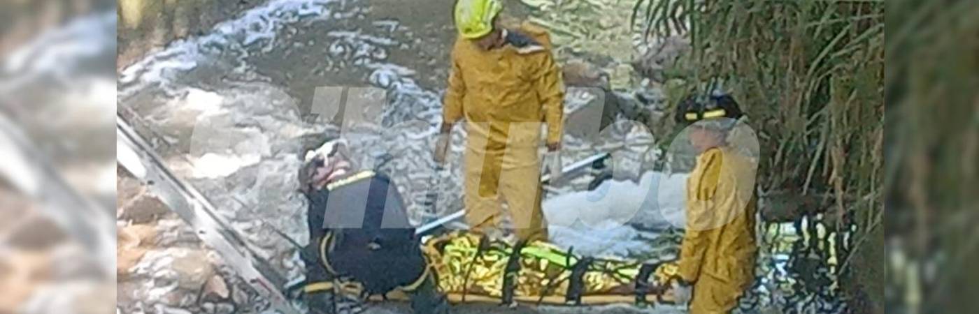 Momento en el que sacan al hombre de la canalización. /FOTO: Q’HUBO 