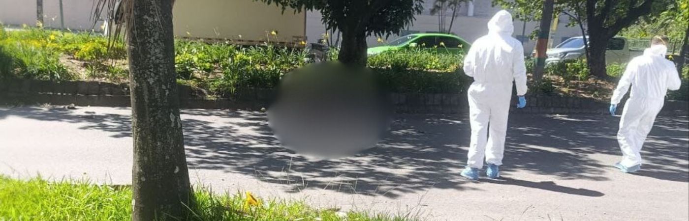 Levantamiento del cuerpo de la persona fallecida. /FOTO: CORTESÍA DENUNCIAS ANTIOQUIA