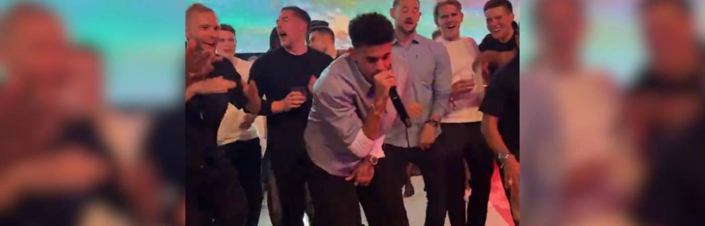Luis Díaz cantando en la fiesta del título. FOTO: CAPTURA DE PANTALLA CORTESÍA BAYERN MÚNICH