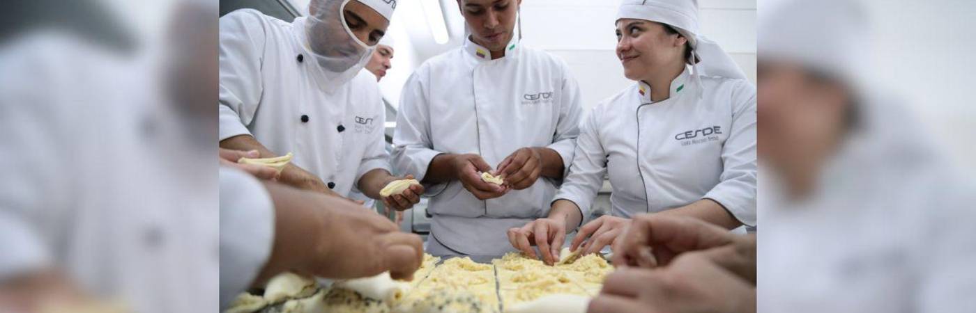 Becas de hasta el 70 % en el valor de la matrícula tienen Comfama y el Cesde, aproveche y estudie para formarse para el empleo. / FOTO: CORTESÍA COMFAMA