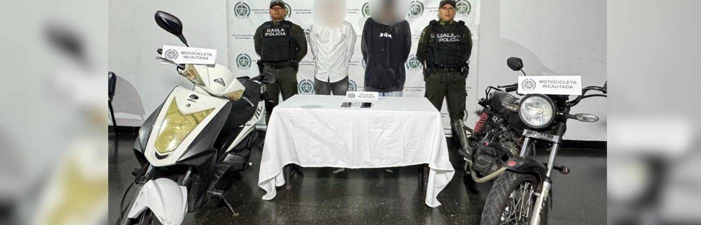 Los dos jóvenes que fueron capturados por el Gaula. FOTO: POLICÍA METROPOLITANA DEL VALLE DE ABURRÁ