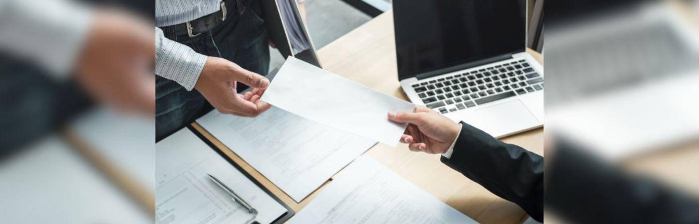 Existen varios motivos para presentar una carta de renuncia laboral y cada uno de ellos debe redactarse de a cuerdo al tipo de renuncia que se quiere presentar. / FOTO: CANVA