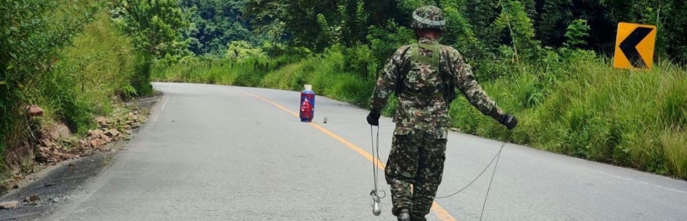 Cilindro con explosivos puesto en vía de San Andrés de Cuerquia, Norte antioqueño. /FOTO: CORTESÍA