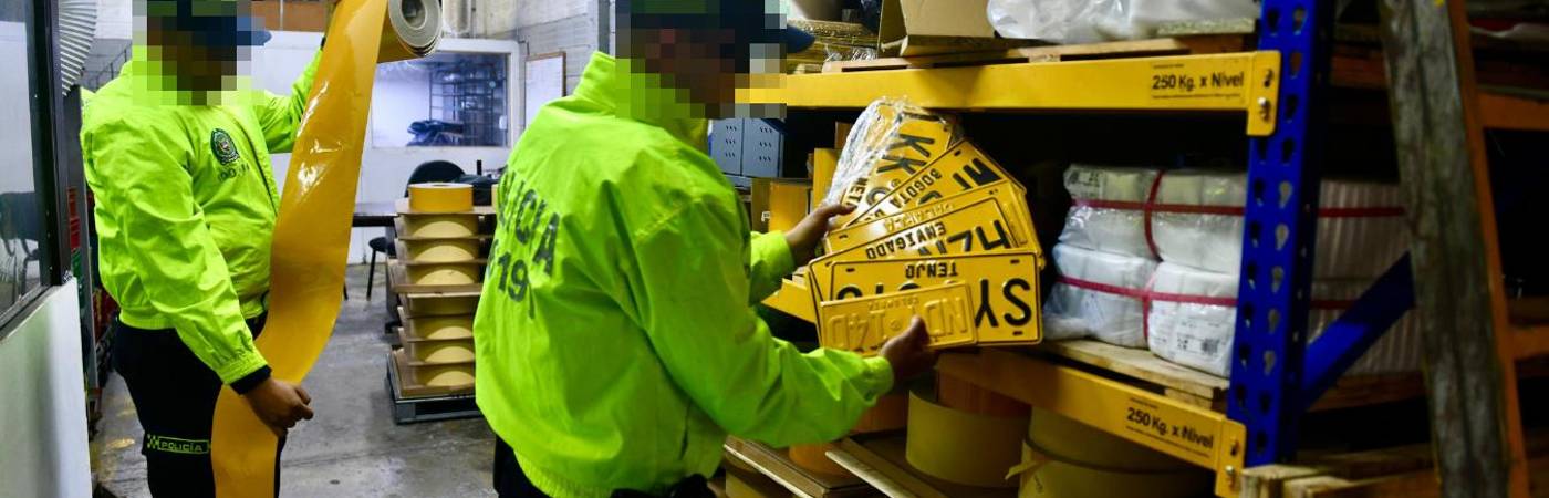 Durante el operativo se encontraron máquinas y elementos para la fabricación de las placas. FOTO: CORTESÍA POLICÍA METROPOLITANA