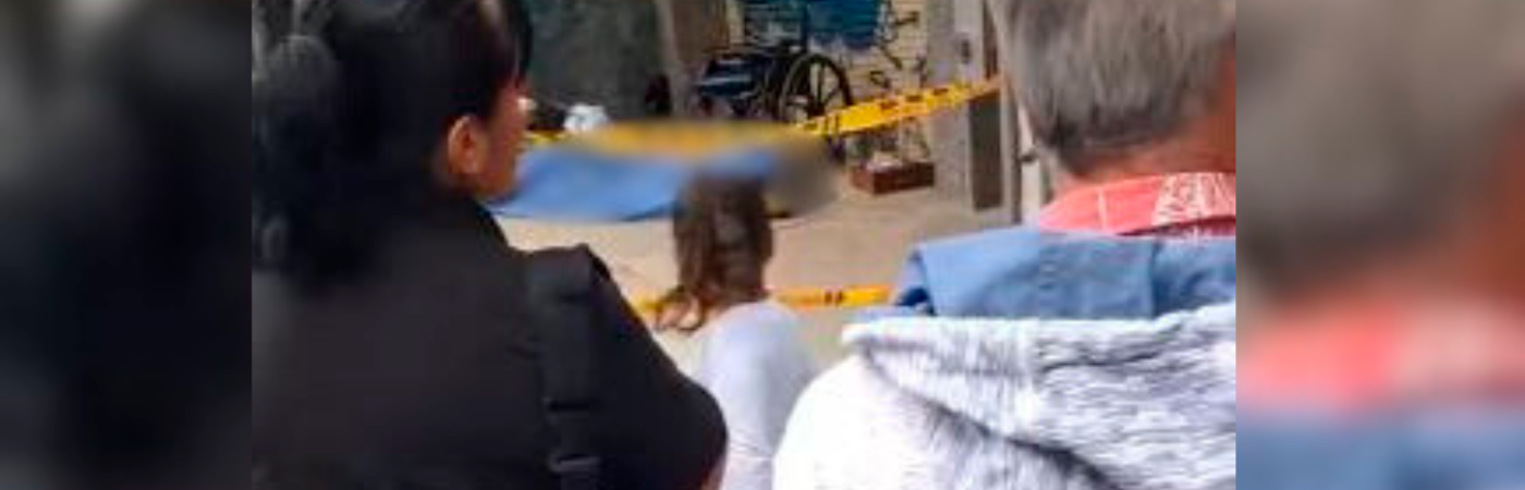 La comunidad dio aviso a las autoridades al notar que se había desplomado. /FOTO: CAPTURA VIDEO EMISORA EXTREMA. 