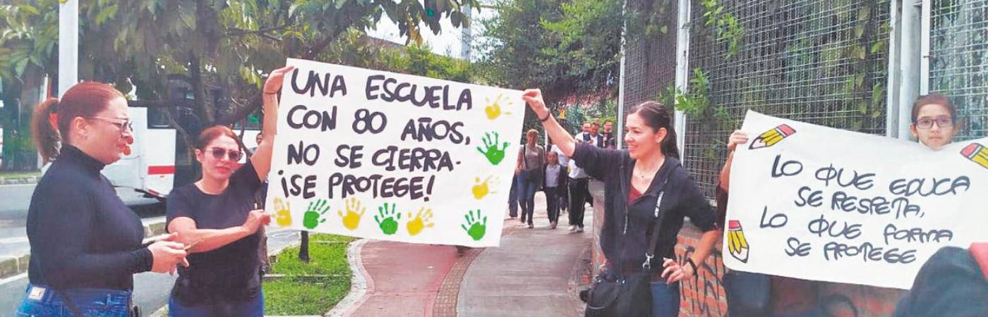 Los padres de familia junto a sus hijos fueron hasta la sede de la empresa el pasado martes y pidieron que se reconsiderara la decisión de cierre. /FOTO: CORTESÍA