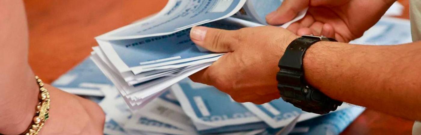 Los jurados de votación se encargan del preconteo. FOTO: MANUEL SALDARRIAGA