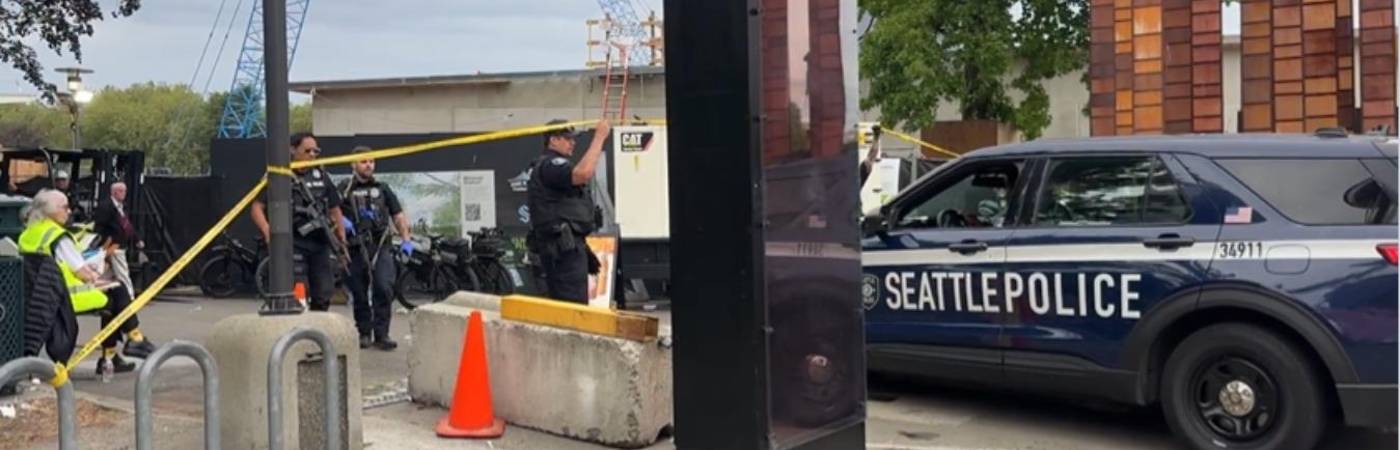 La Policía de Seattle, Estados Unidos, en el sitio donde ocurrió el tiroteo. FOTO: @JEREMYHARRISTV