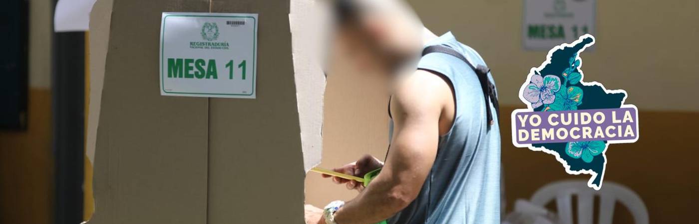 Esta imagen se ve mucho en los comicios, donde los ciudadanos le toman la foto al voto y eso está prohibido, pues podría tratarse de una prueba para un delito electoral. FOTO: ARCHIVO - EDWIN BUSTAMANTE 