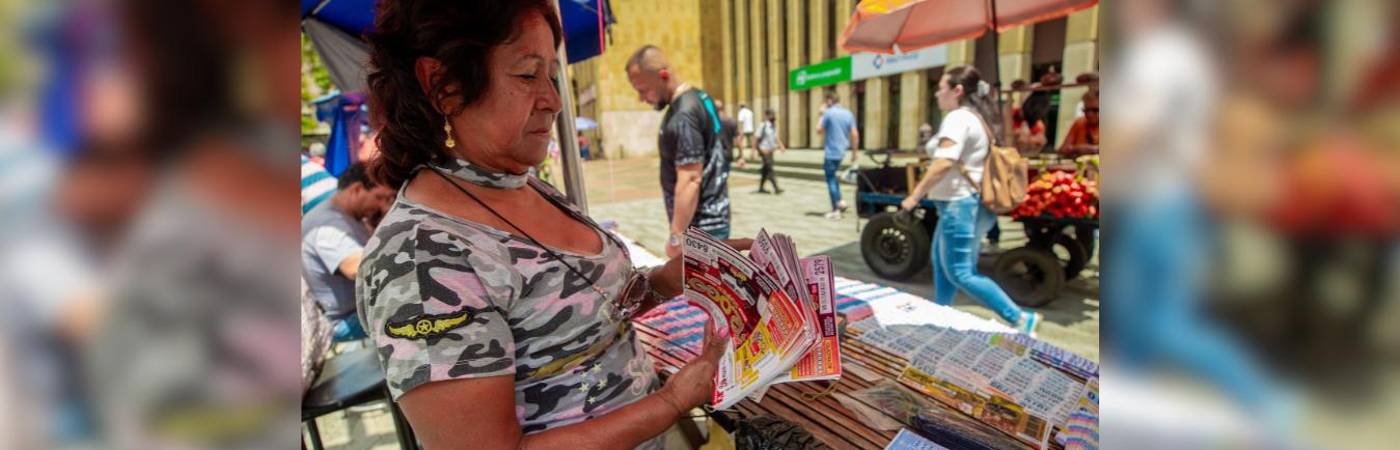 Venta de loterías en Medellín. FOTO: CAMILO SUÁREZ