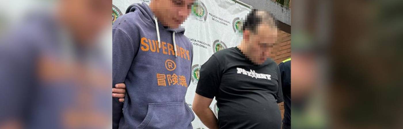 Un hombre de 22 (izq.) y otro de 35 años (der.) fueron capturados tras el allanamiento. FOTO: CORTESÍA SECRETARÍA DE SEGURIDAD DE MEDELLÍN