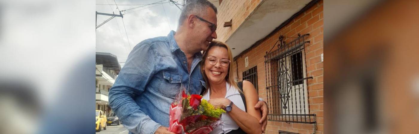 Ese día el sujeto le regaló flores, pero en la noche la habría atacado durante una discusión. FOTO: CORTESÍA