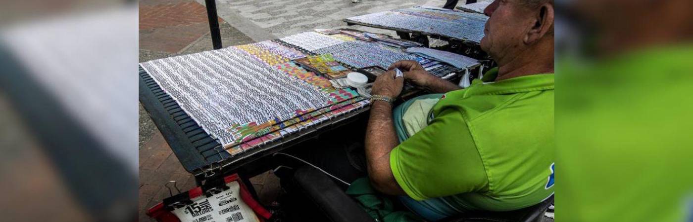 Venta de loterías y chances en el centro de Medellín. / FOTO: ARCHIVO – JAIME PÉREZ