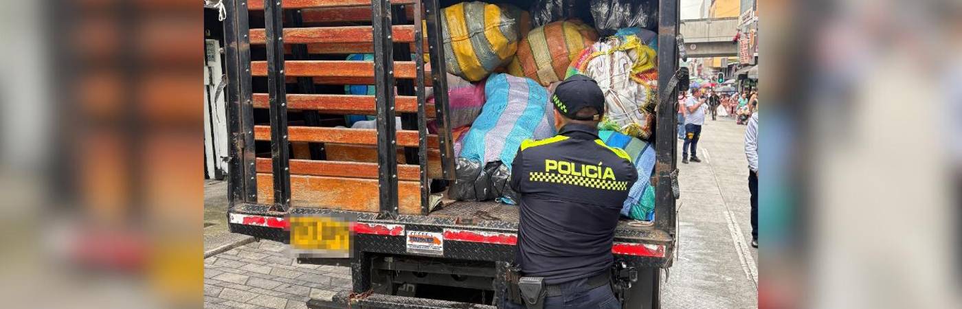 Incautación de calzado y gorras en el Centro de Medellín. /FOTO: CORTESÍA MEVAL