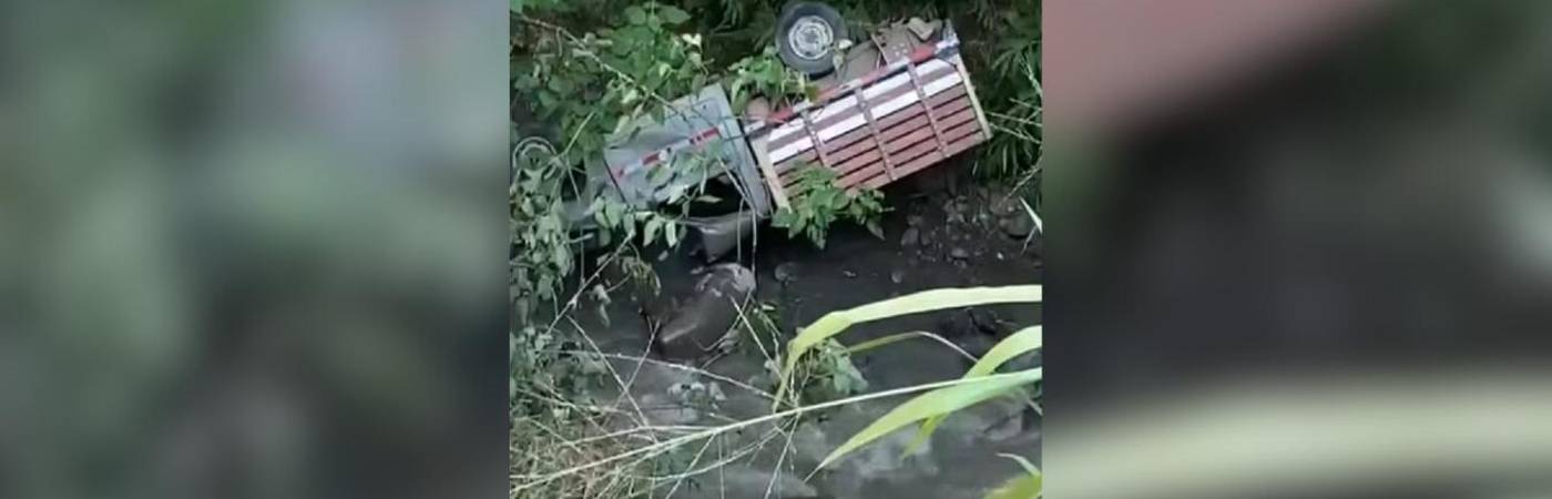 Así quedó el carro en el que se movilizaba el periodista. /FOTO: CAPTURA DE VIDEO CONEXIÓN SUR