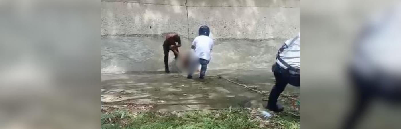 Momento en que la comunidad intentaba ayudar a la mujer. /FOTO: REDES SOCIALES